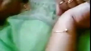 గ్లాసెస్ తో గదిలో పూజ్యమైన అమ్మాయి ఆసియా ముద్దులు సెక్స్ వీడియోస్ తెలుగు లో